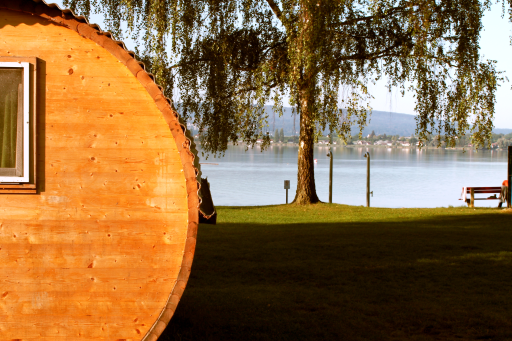 Ein großes Holzfass als Unterkunft am Bodensee. Die Alternative zum Hotel oder Ferienhaus.