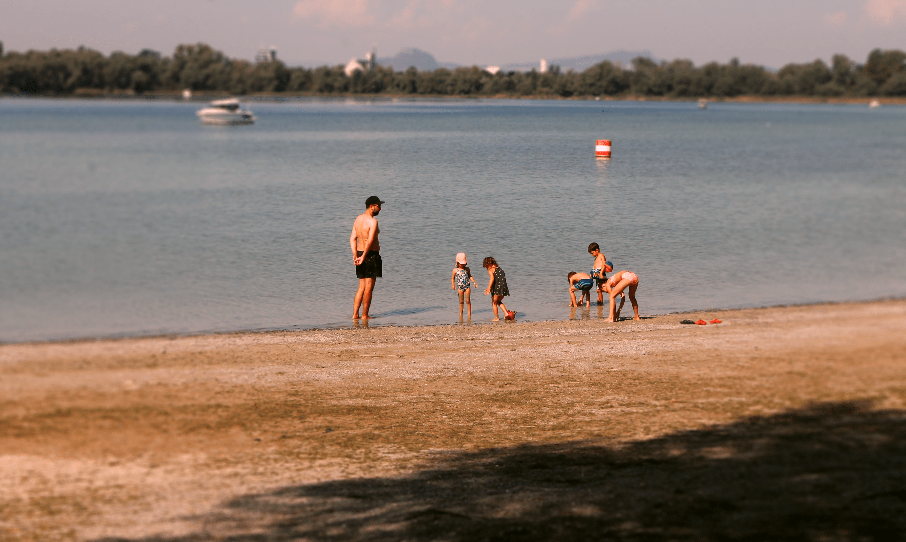 Kinder die am Bodensee Ufer des Campingplatzes spielen